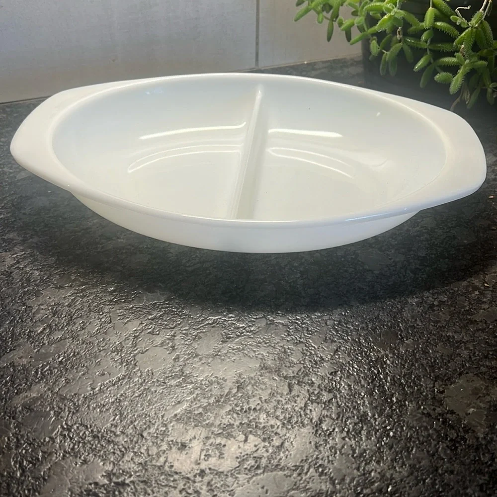 Pyrex 1-1/2 qt divided serving bowl in like new condition. 13x9. Solid white